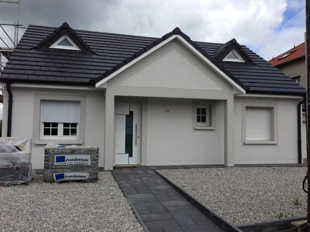 Maison neuve couverte de tuiles anthracite avec deux lucarnes