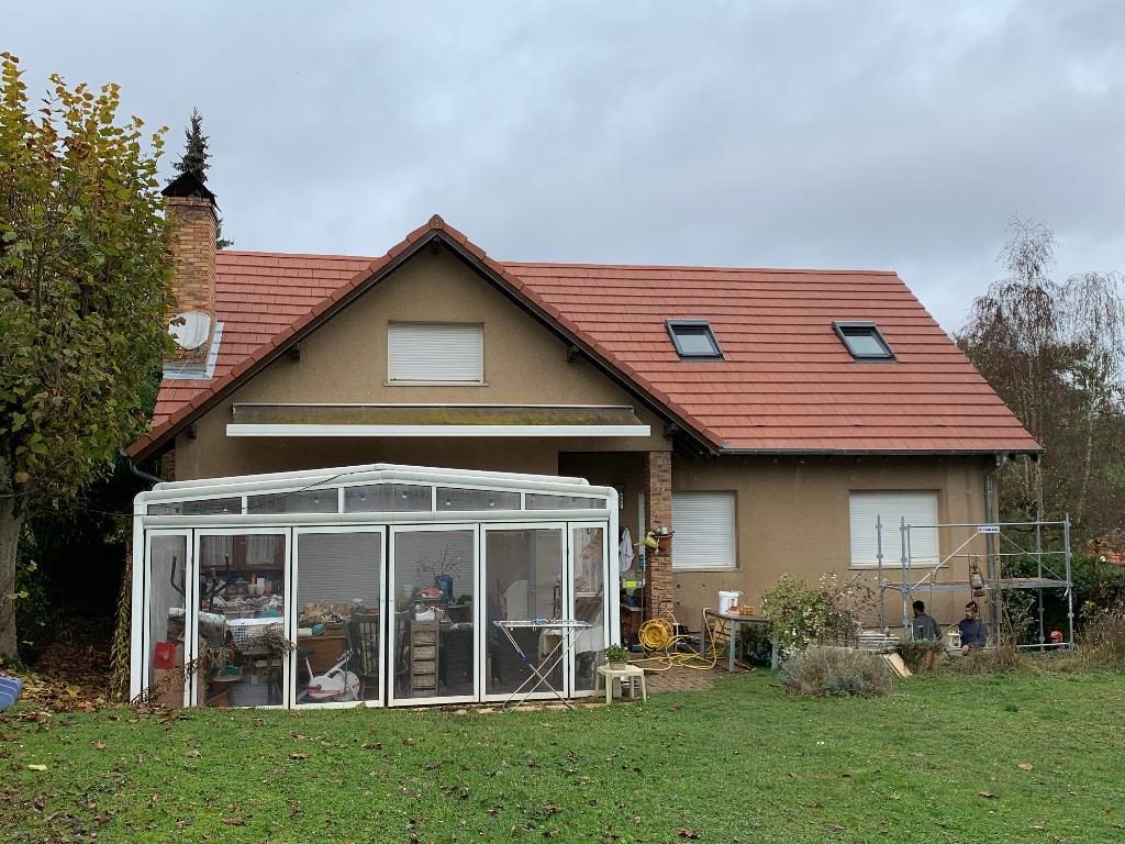 Maison au toit de tuiles rouges neuves avec deux fenêtres de toit, échafaudage en place