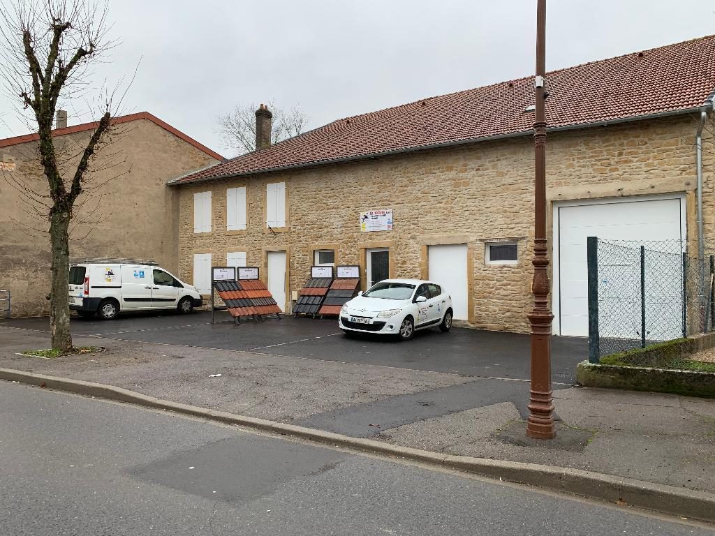Bâtiment en pierre avec des présentoirs de tuiles devant